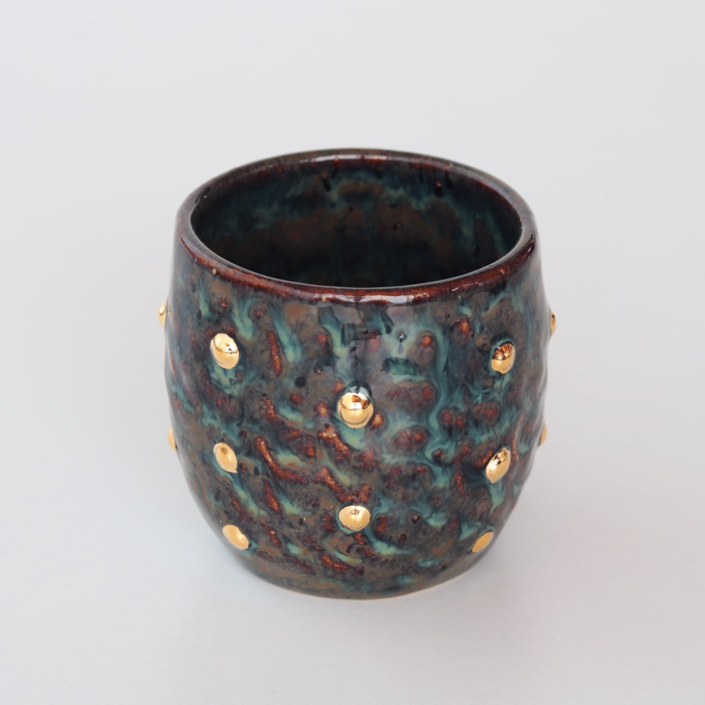 espresso-cup-with-gold-polka-dots-white-on_the_table espresso-cup-with-gold-polka-dots-white-on_the_table