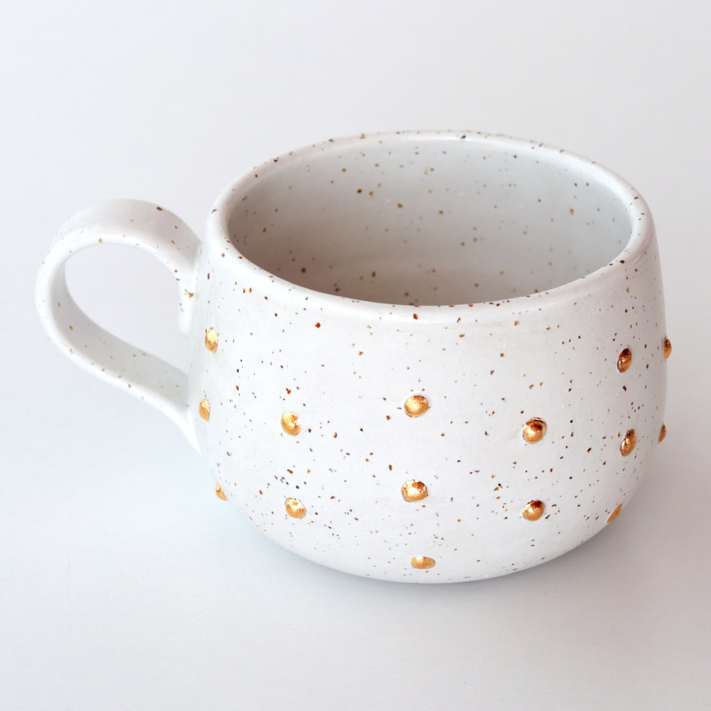 mug-with-gold-polka-dots-white-on_the_table mug-with-gold-polka-dots-white-on_the_table