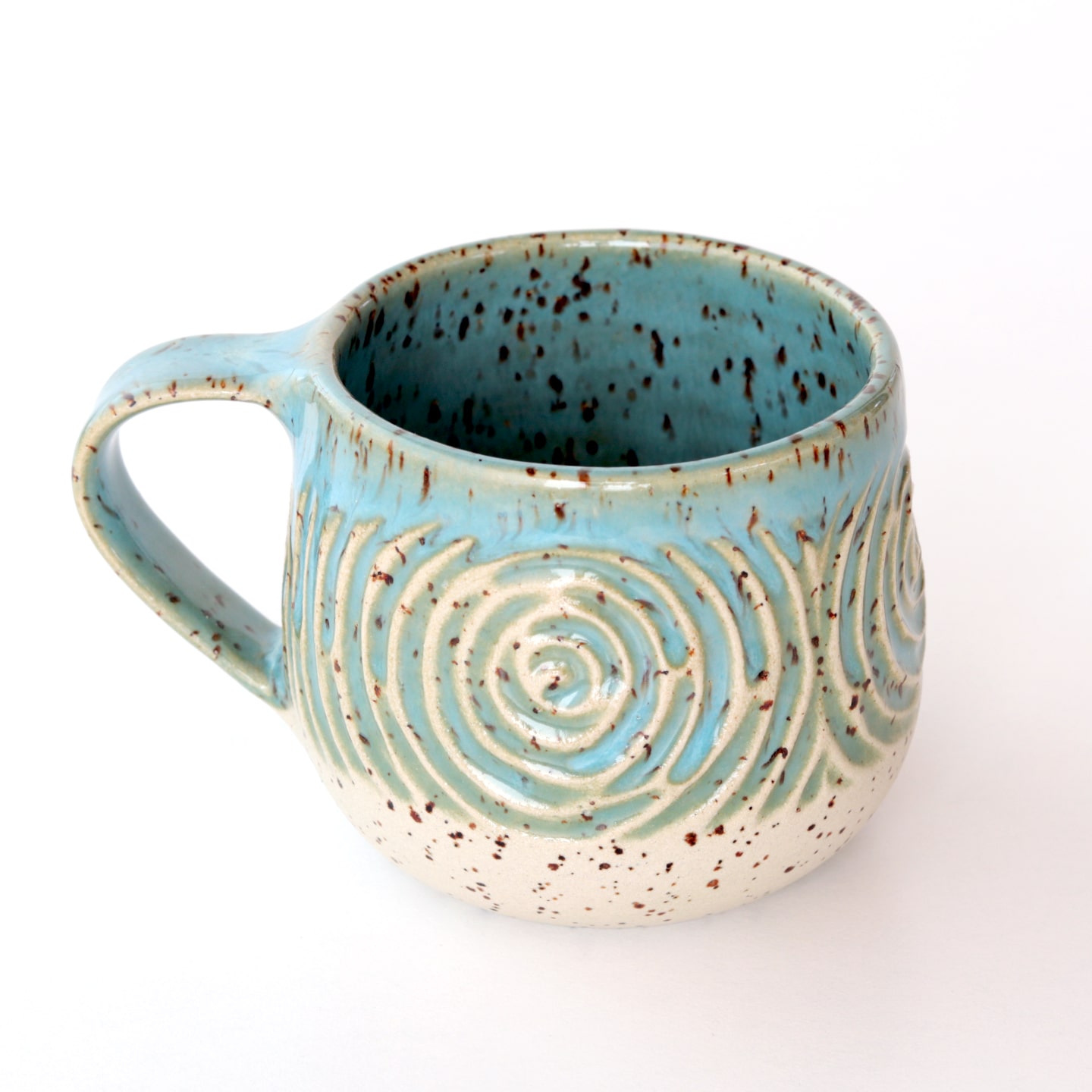 Hand-carved-pottery-mug-on_the_table Hand-carved-pottery-mug-on_the_table